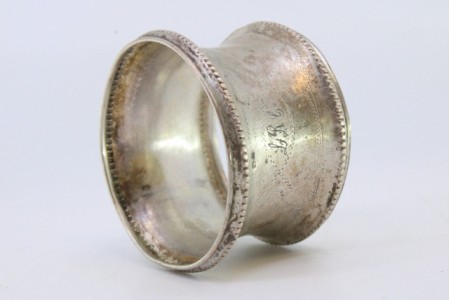  Argola de guardanapo em prata com frisos perlados e gravados envolvendo cartela para monograma.